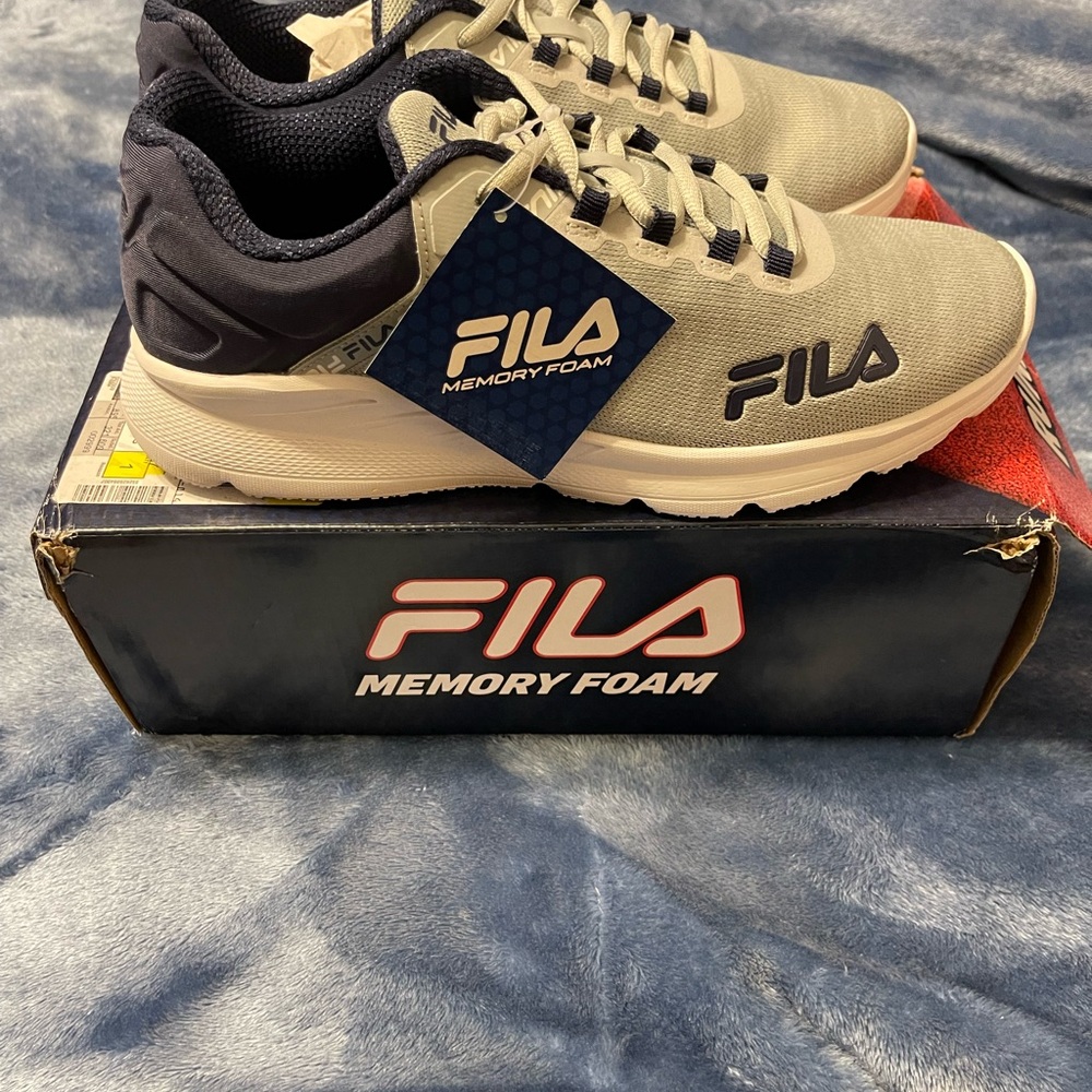 Fila Men's Sneakers - Gray and Black
Men's 9.5
Women's 11